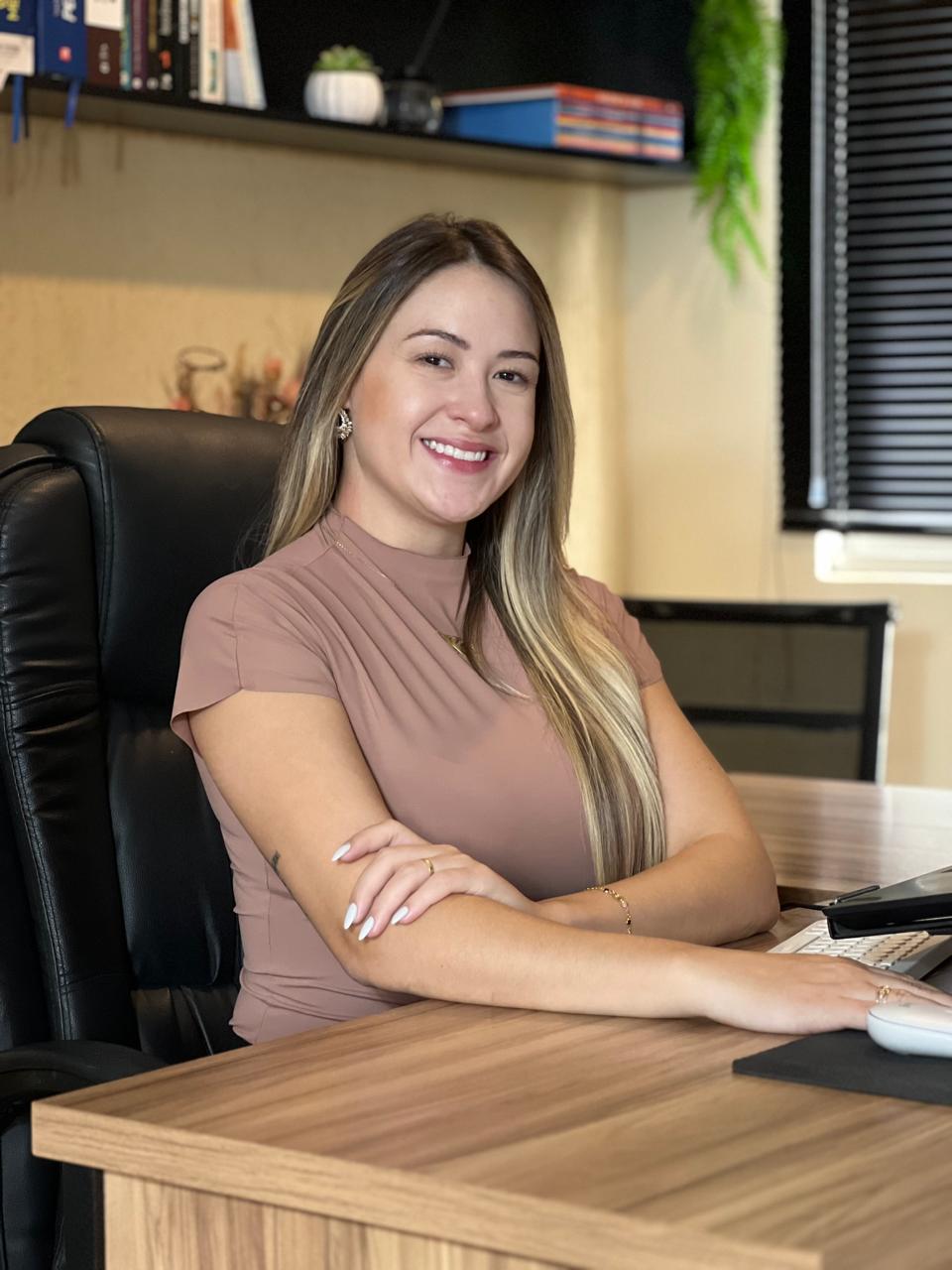 Kaliny Girardi em seu escritório